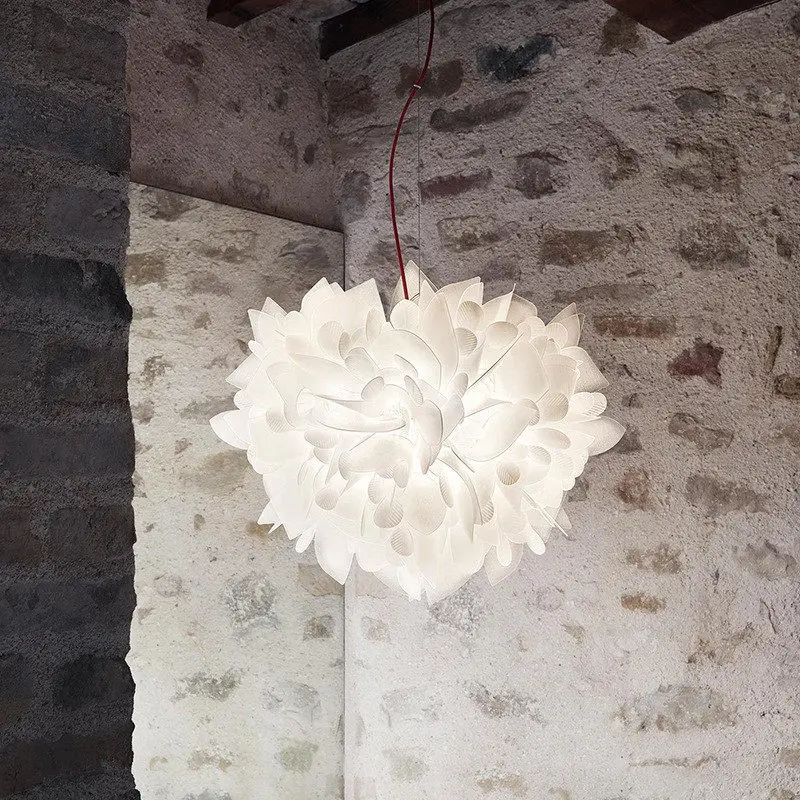 Italiensk kreativ personlig ljuskrona i järn och PMMA med LED-blomblad i fransk stil för vardagsrum, matsal och sovrum
