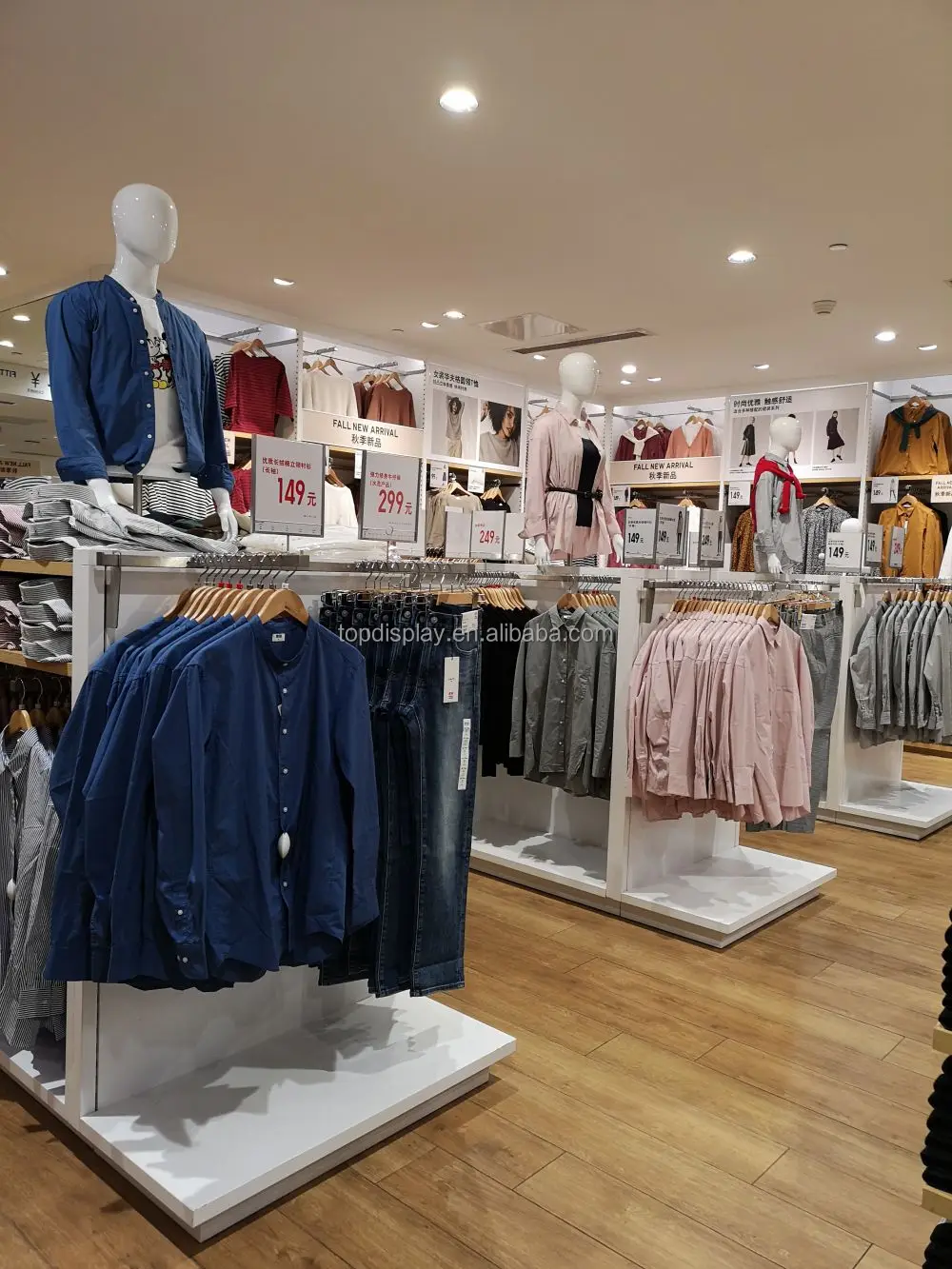 Custom Uniqlo Metal Clothes Display Stands Clothing Rack For Clothes