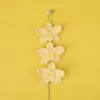 Giallo tre rami di orchidea con farfalle