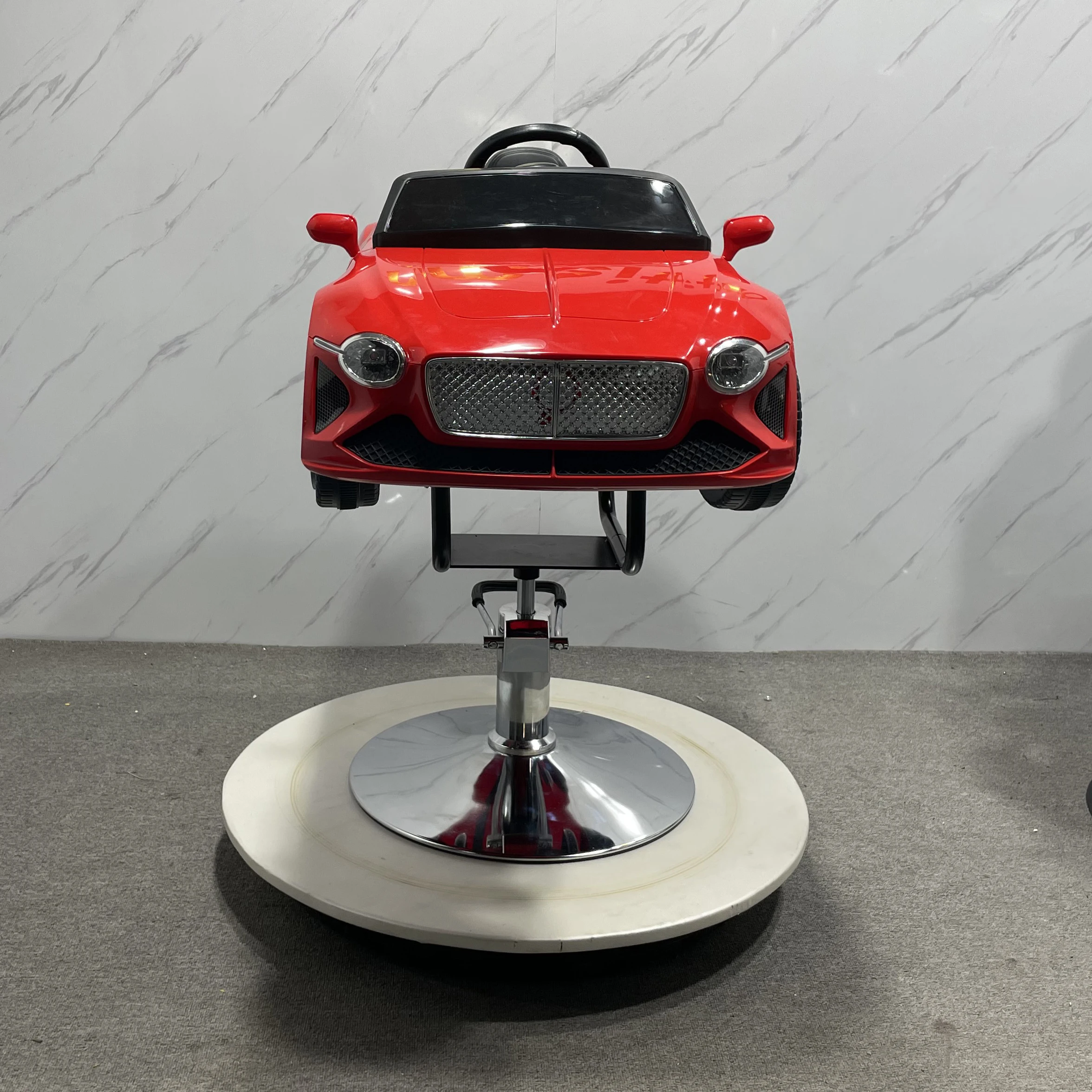 美容室　子供用カット椅子　理容室　カットチェア キッズサロン家具車の形をしたヘアカット子供赤ちゃん座っている