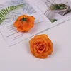 una flor naranja