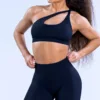 Soutien-gorge et short noirs à épaules dénudées