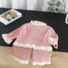 Traje de manga larga con lazo grande y espalda rosa
