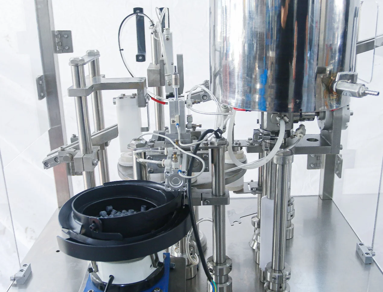 Машина для наполнения шприцами из предварительно заполненного стекла, для наполнения и вакуумной проставки