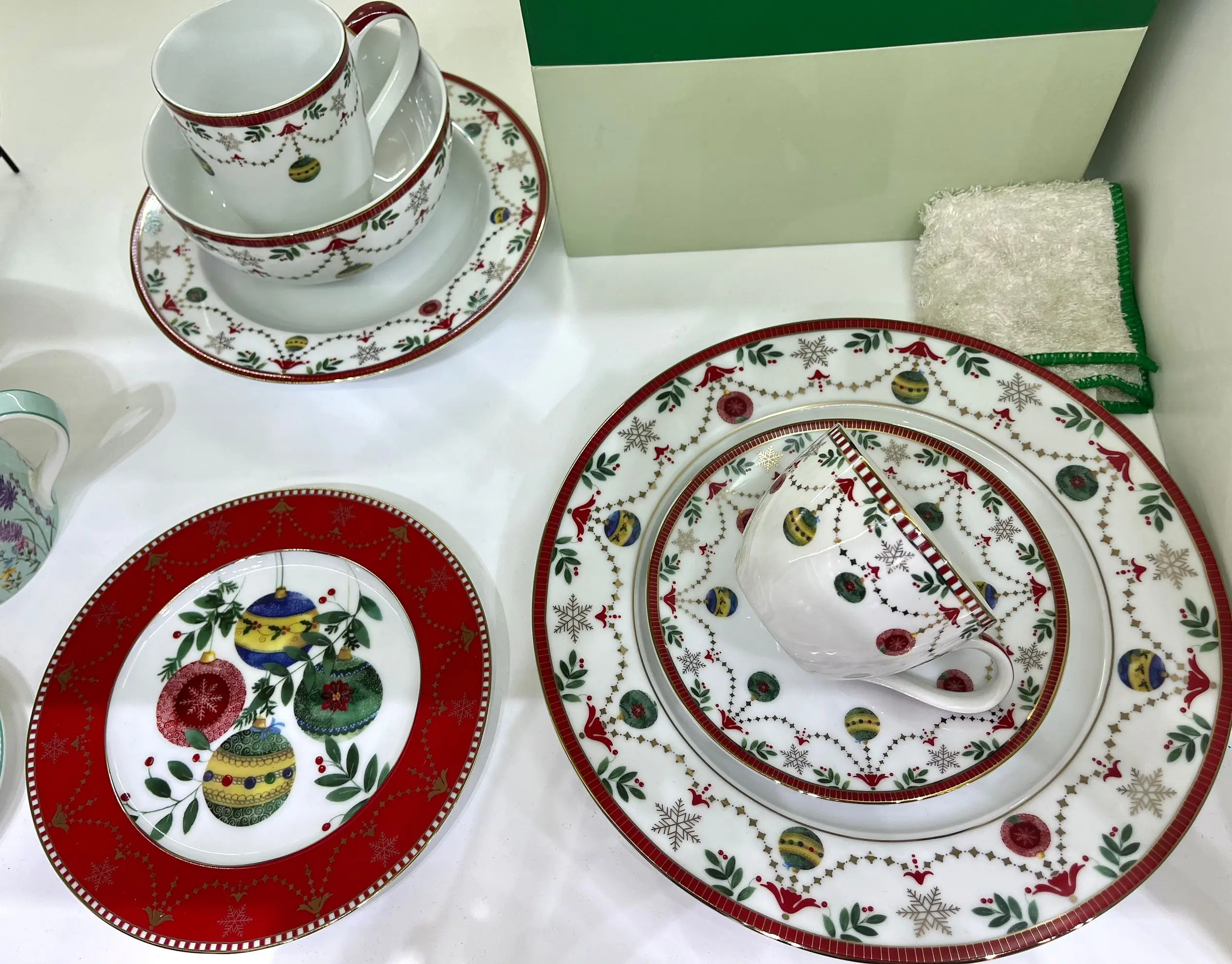 Mga Christmas Plate at Bowl na Itinakda para sa 4, Porcelain Dinnerware Set para sa Festive Holiday Meal at Family Gathering