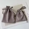 Gris oscuro