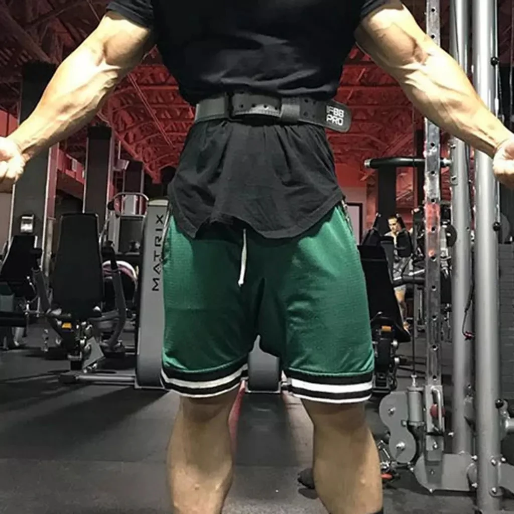 Pantaloncini in poliestere da allenamento per presa da uomo personalizzati Pantaloncini in rete atletica da uomo con coulisse da palestra ad asciugatura rapida con tasca con cerniera solida377_voghion.com