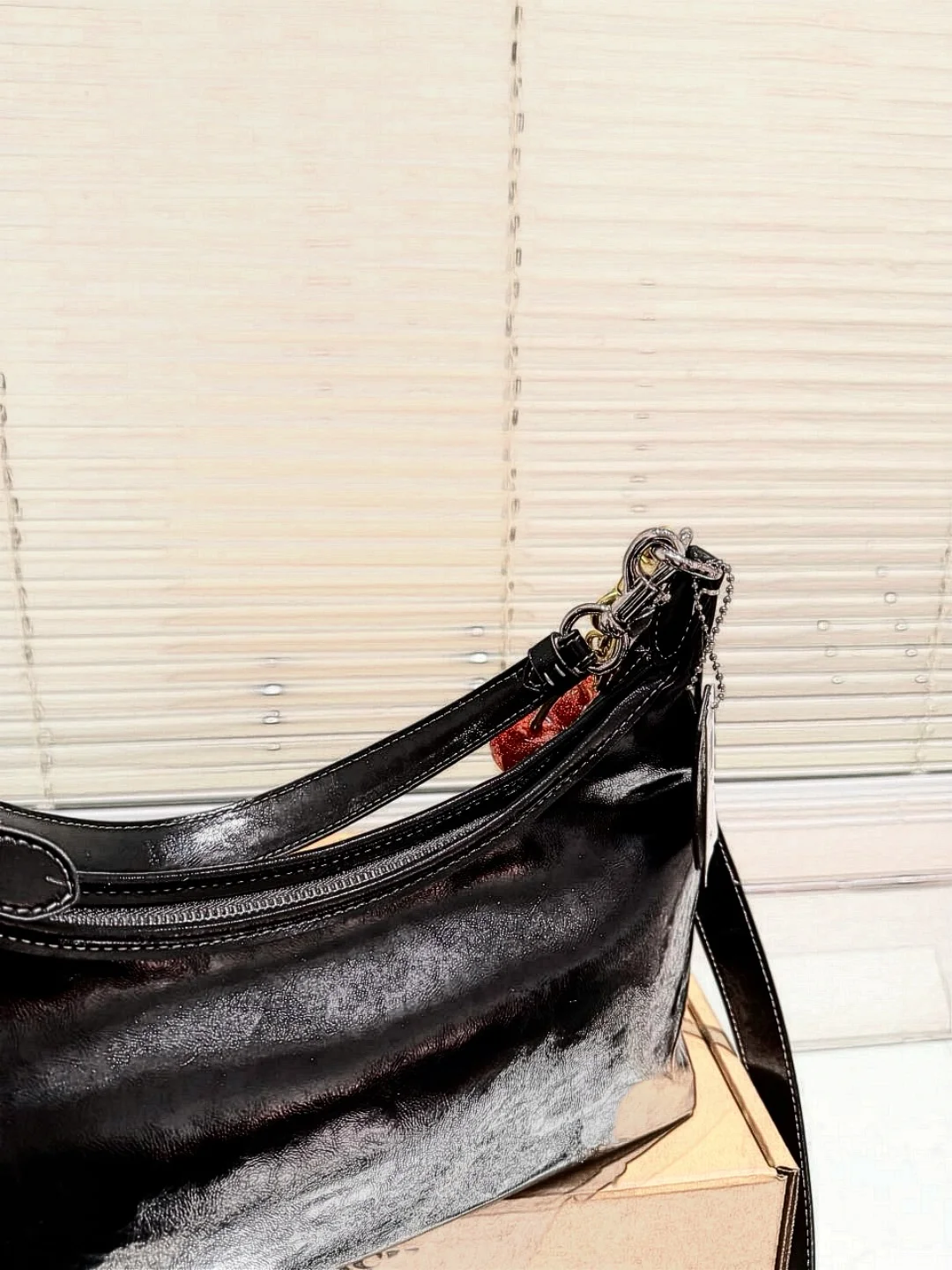 French Niche Design Cowhide Solid Color Clip Closure Clamp Single Strap High-end Fashion Urban Minimalism Winter 2025 Middle