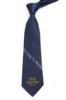 Cravate bleu marine, logo doré sur la lame.