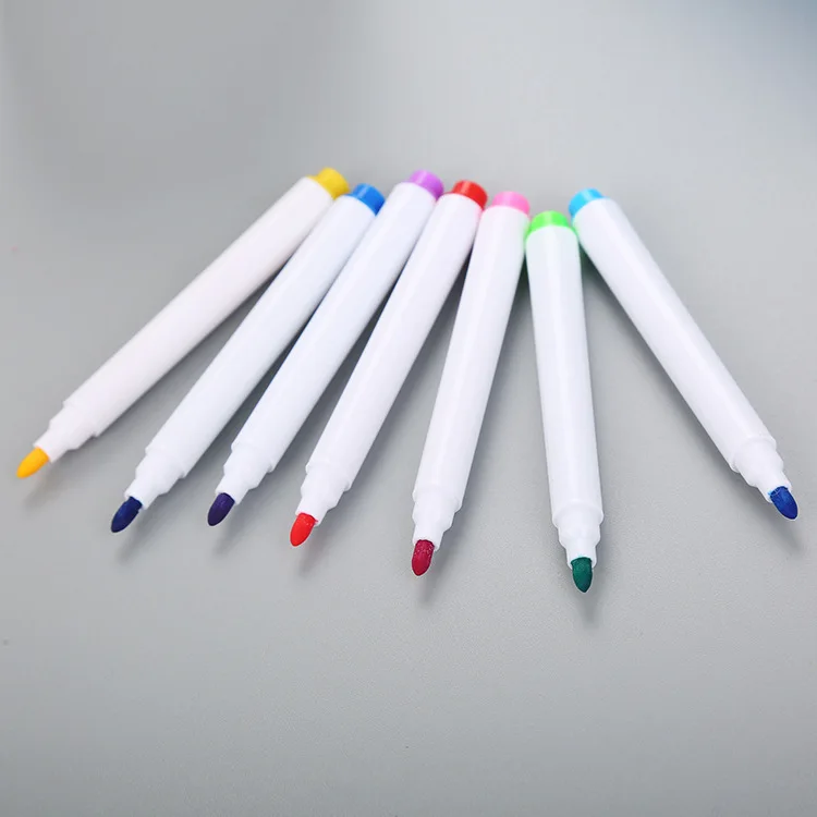 Kindermarkers met magnetische, gemakkelijk uitwisbare waterverftechniek voor tekenen en schrijven op een whiteboard._voghion.com