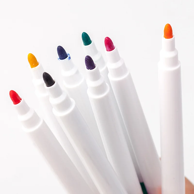 Kindermarkers met magnetische, gemakkelijk uitwisbare waterverftechniek voor tekenen en schrijven op een whiteboard._voghion.com