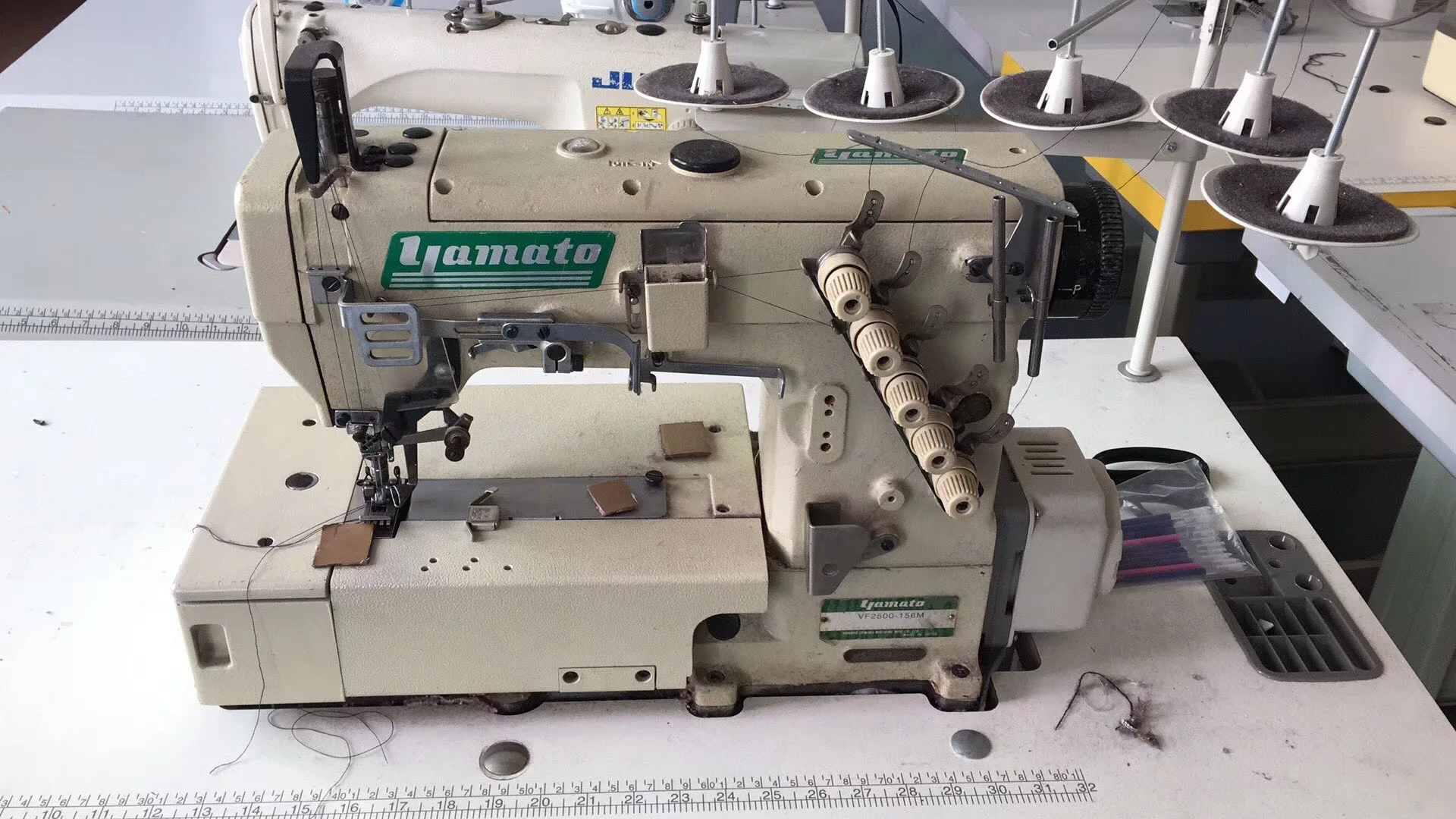 Super High Speed Yamato Manufacturers VF2500 Flat Bed Interlock Stitch  Sewing Machine With Active Thread Control