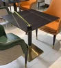 Mesa cuadrada con tablero de piedra de granito