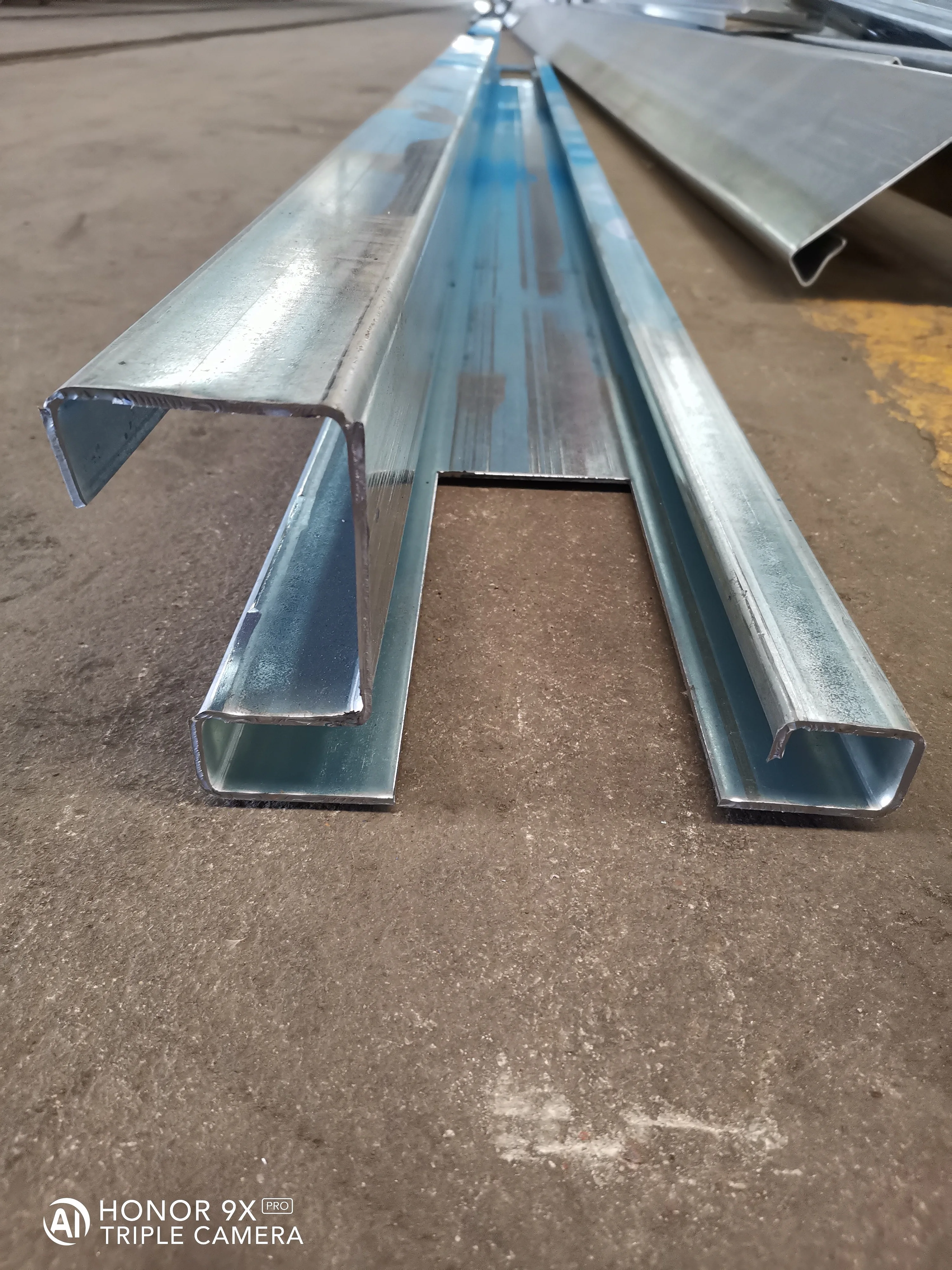 Машина для формирования рулонных профилей серии верхних балок для сборных домов, контейнеров, офисных контейнеров