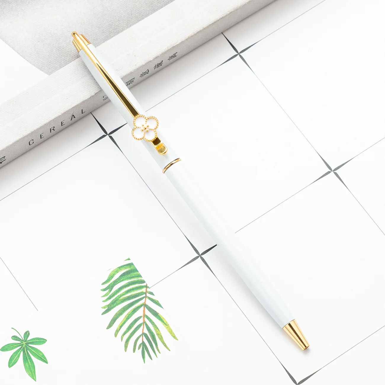 Новинка Подарочная шариковая ручка в виде клевера с логотипом на заказ тонкая металлическая из розового золота зажимом цветка