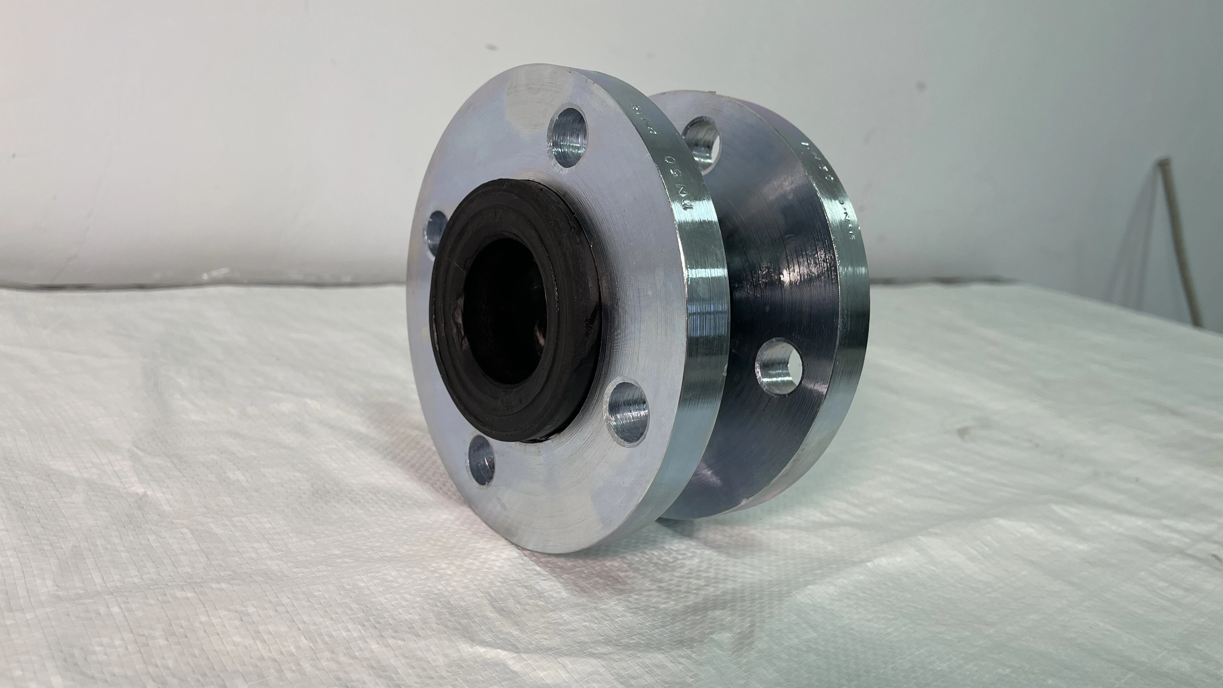 Source Galvanized Flange Flexible Single Ball bellow Compensator Epdm  rubber expansion joint on m.alibaba.com