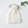 Blanc avec pompon blanc