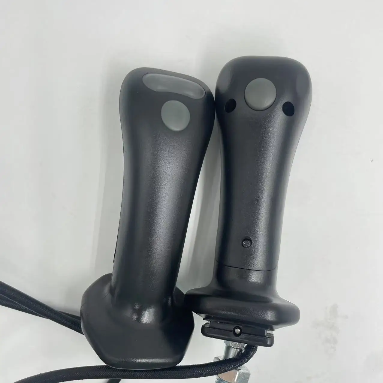 Ensemble Joystick Excavatrice L+R - Compatible Rexroth, Yuchai, Lovol, Longgong Modèles 55/60/65/75-8/80 - Avec Housses Anti-poussière