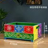 Caja de almacenamiento verde con asa.