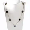 Collana a sette fiori su un lato con conchiglia nera