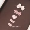 Un conjunto de 5 artículos rosas.