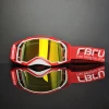 Gafas rojas con montura roja.