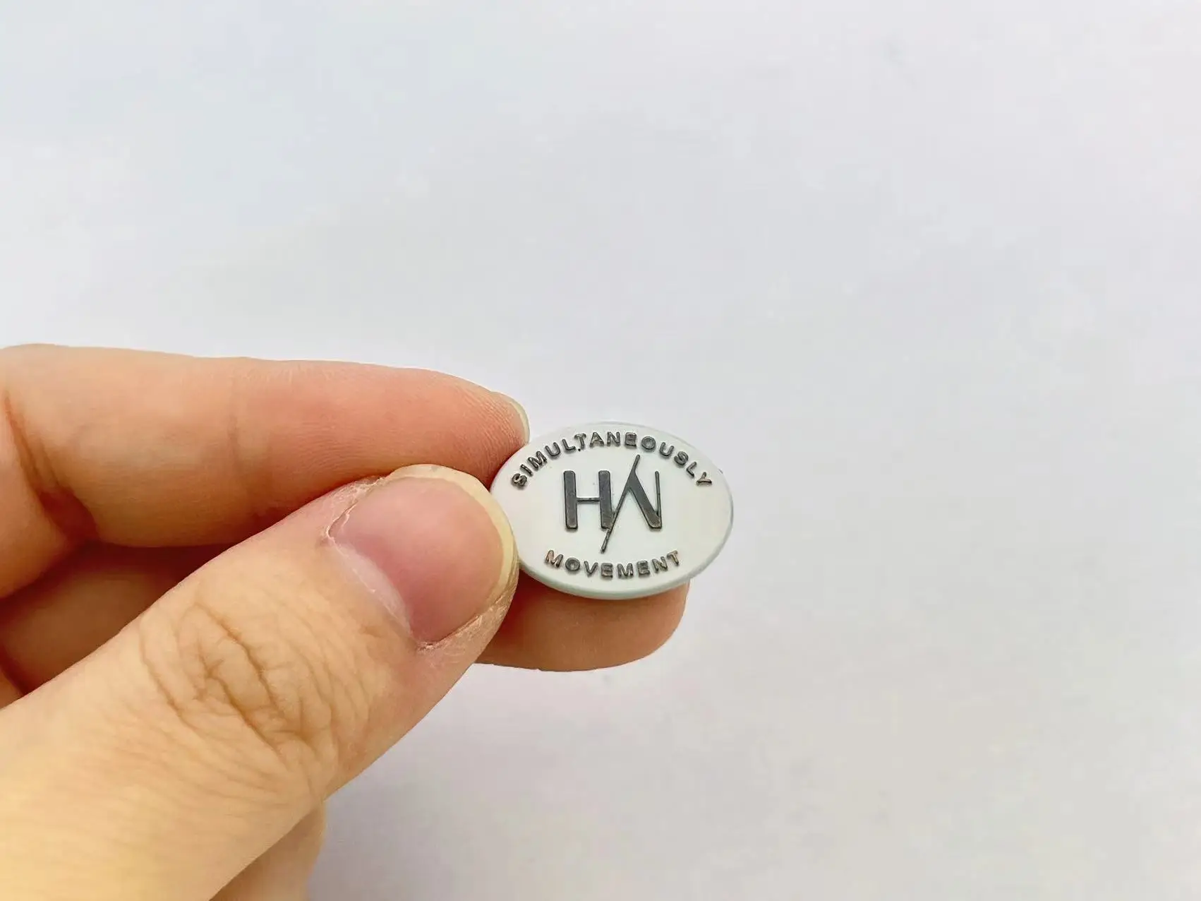 Изготовленный на заказ логотип декоративная металлическая этикетка устойчивый цинковый сплав с гравированным дизайном прямо завода для одежды и обуви