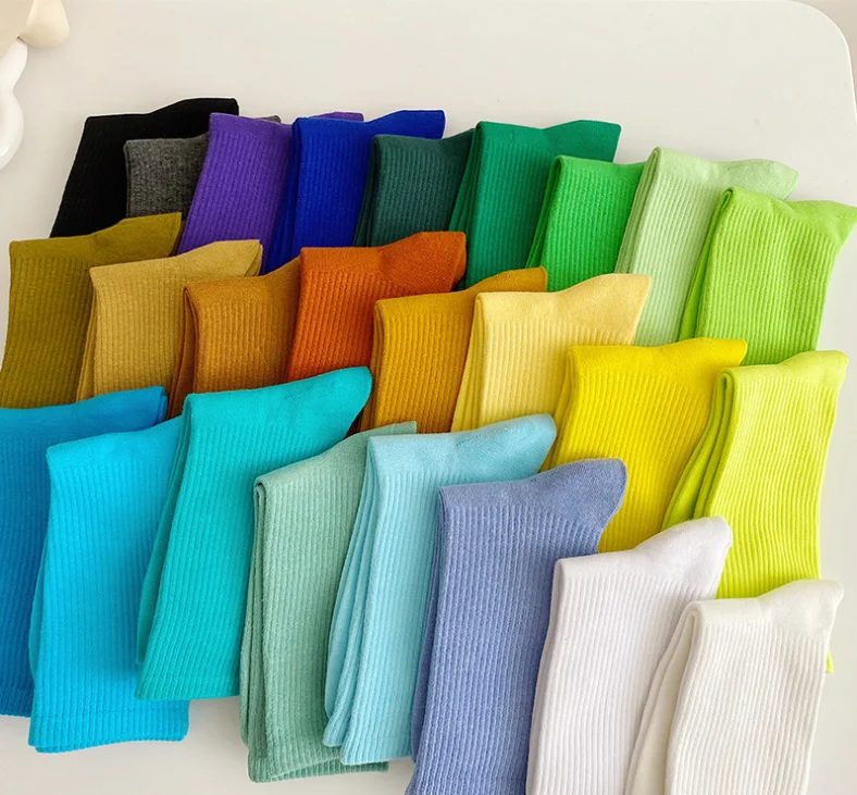 Оптовая продажа 100% хлопковые носки для женщин и мужчин, новый дизайн однотонных носков унисекс moq быстрая доставка образцов oem изготовленный на заказ логотип нескользящих носочков