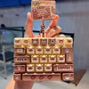 จี้ห้อยคอ 26 คีย์ ร้านเบเกอรี่แมวตัวน้อยสีสันสดใส - สีน้ำตาล