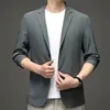 Gris oscuro
