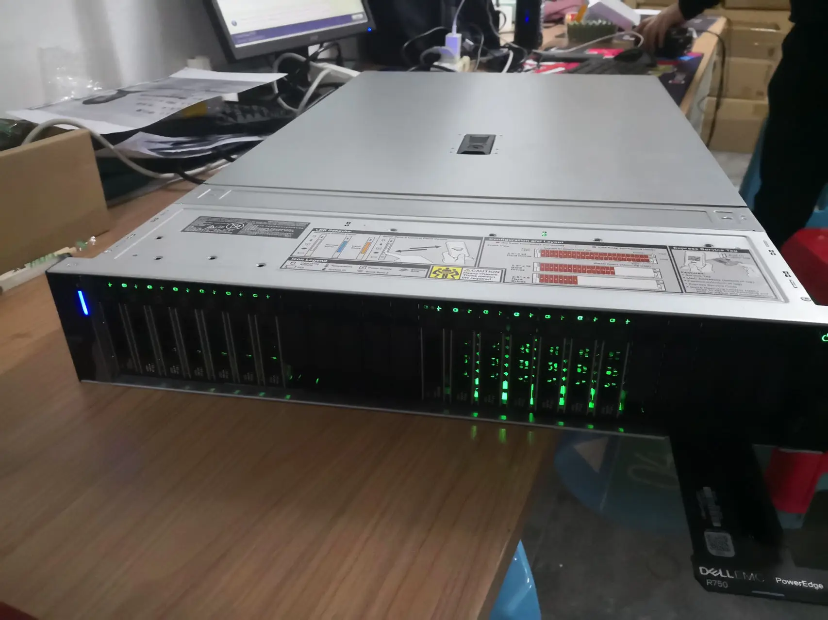 Tower Server Dell Poweredge R750 2u 2.5" Chassis With Up To 24 Nmve Drives,Dual Controllers,Raid