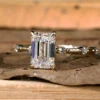 anillo con piedra lateral de esmeralda