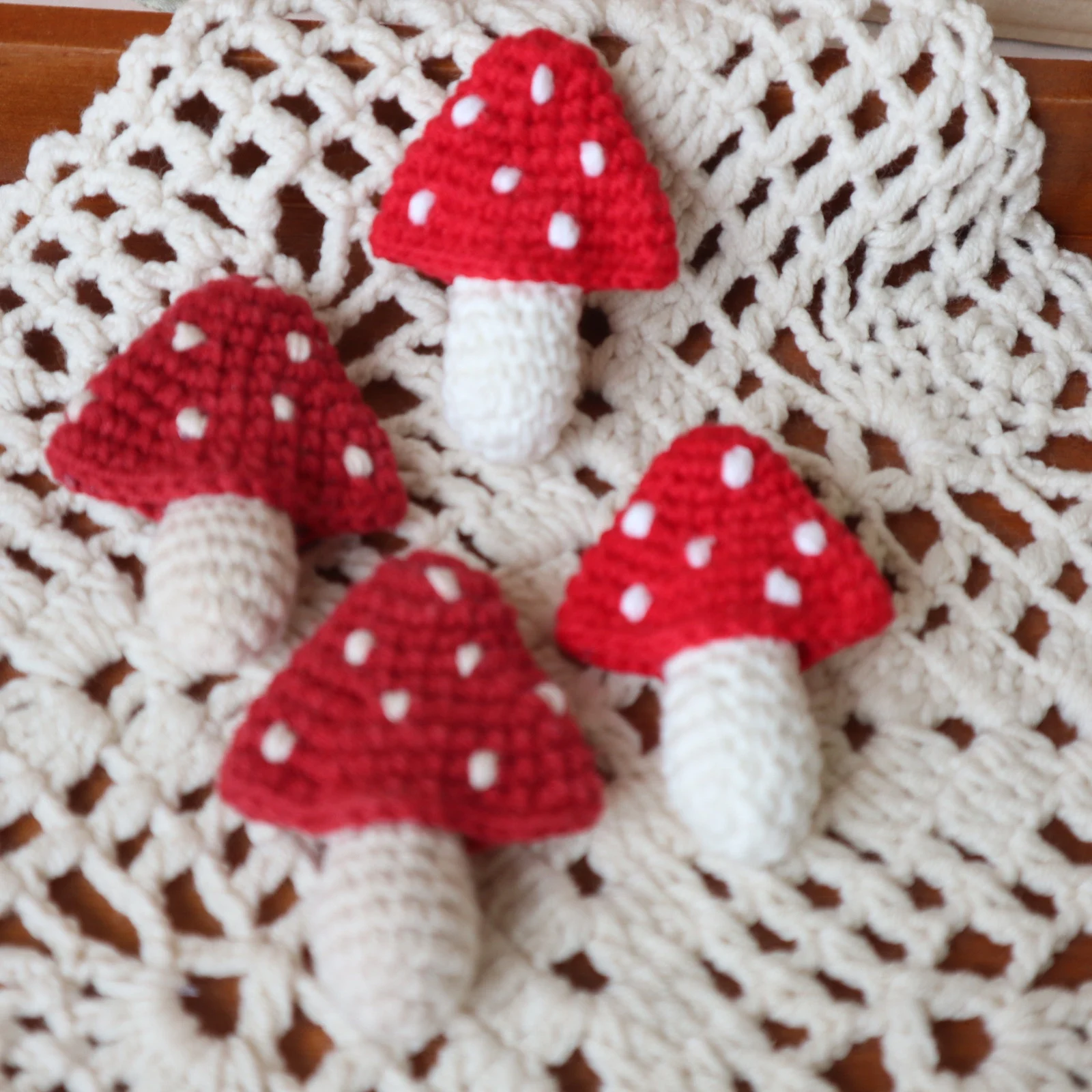 Симпатичная красная брошь в виде гриба ручной работы с зонтиком подарок ручная работа изысканный подарок модная брошь