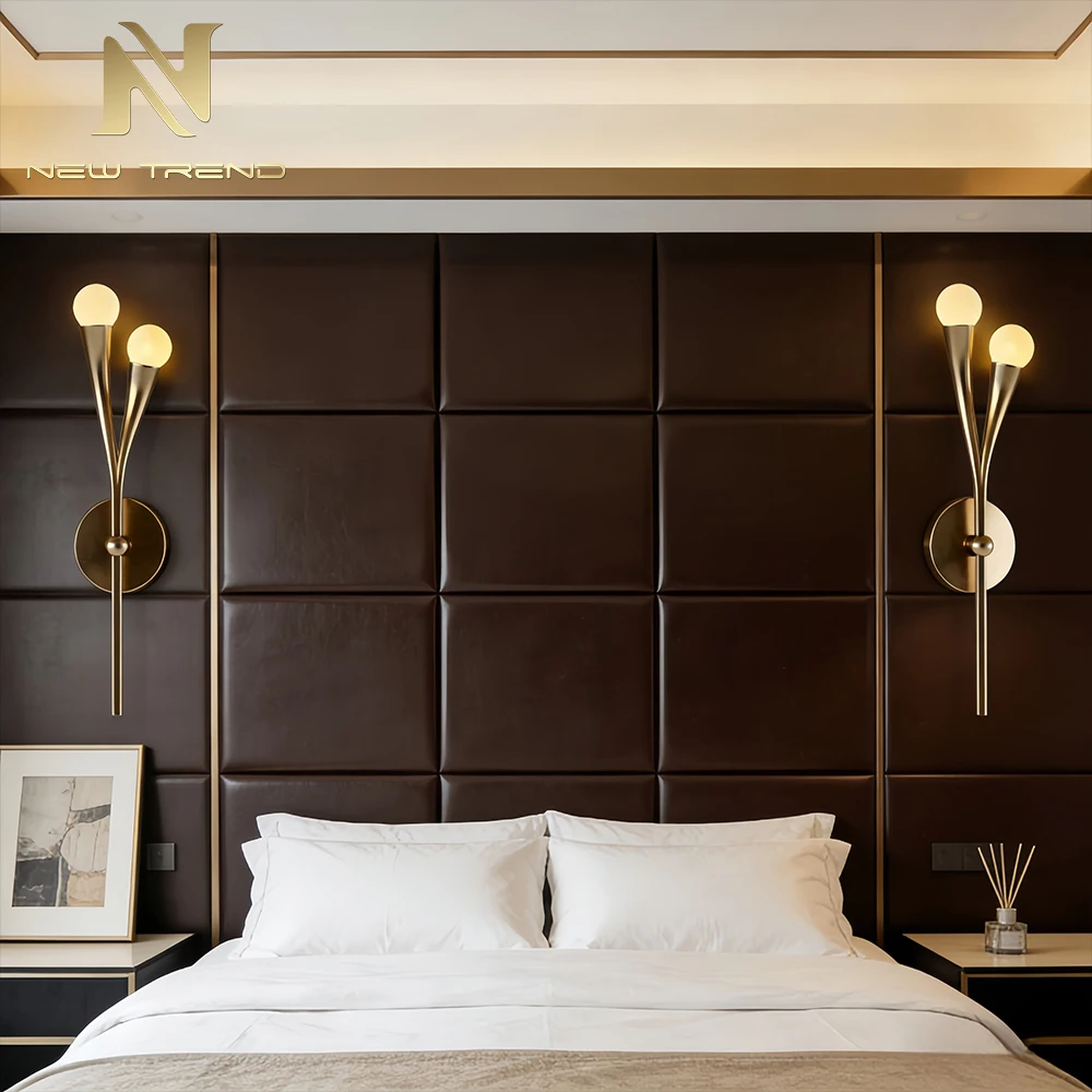 Applique murale moderne CPL-480 en laiton brossé – Lampe de chevet à globe en verre opalin laiteux LED pour chambre d’hôtel