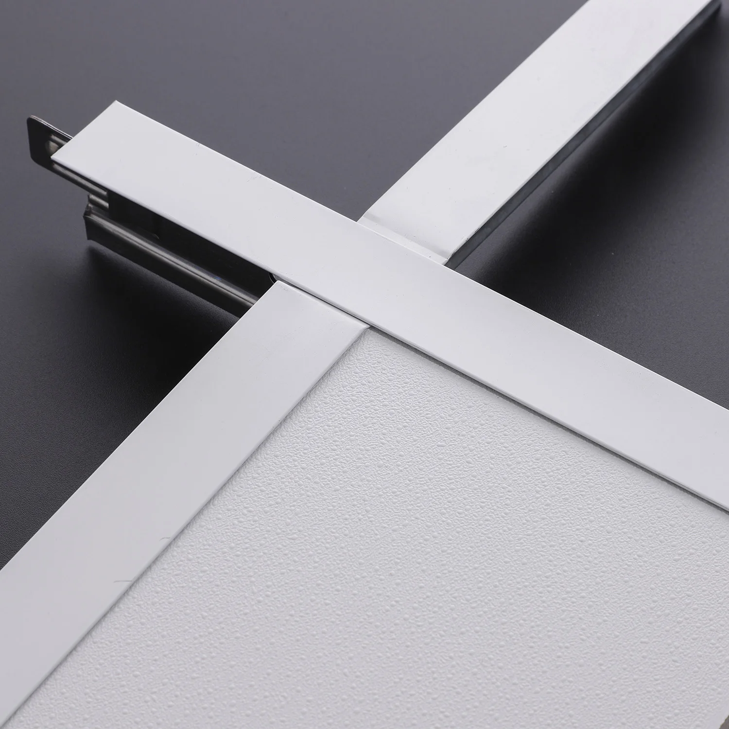 High Quality Ceiling Tile Hanging Frame/false Suspended Galvanized Ceiling t Grid Components Paint Keel