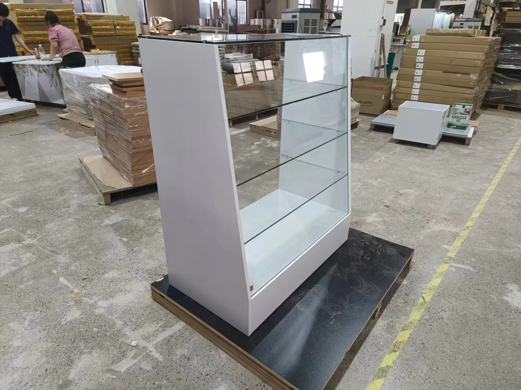 Retail Store Glass Showcase - Elegant Display Solutions