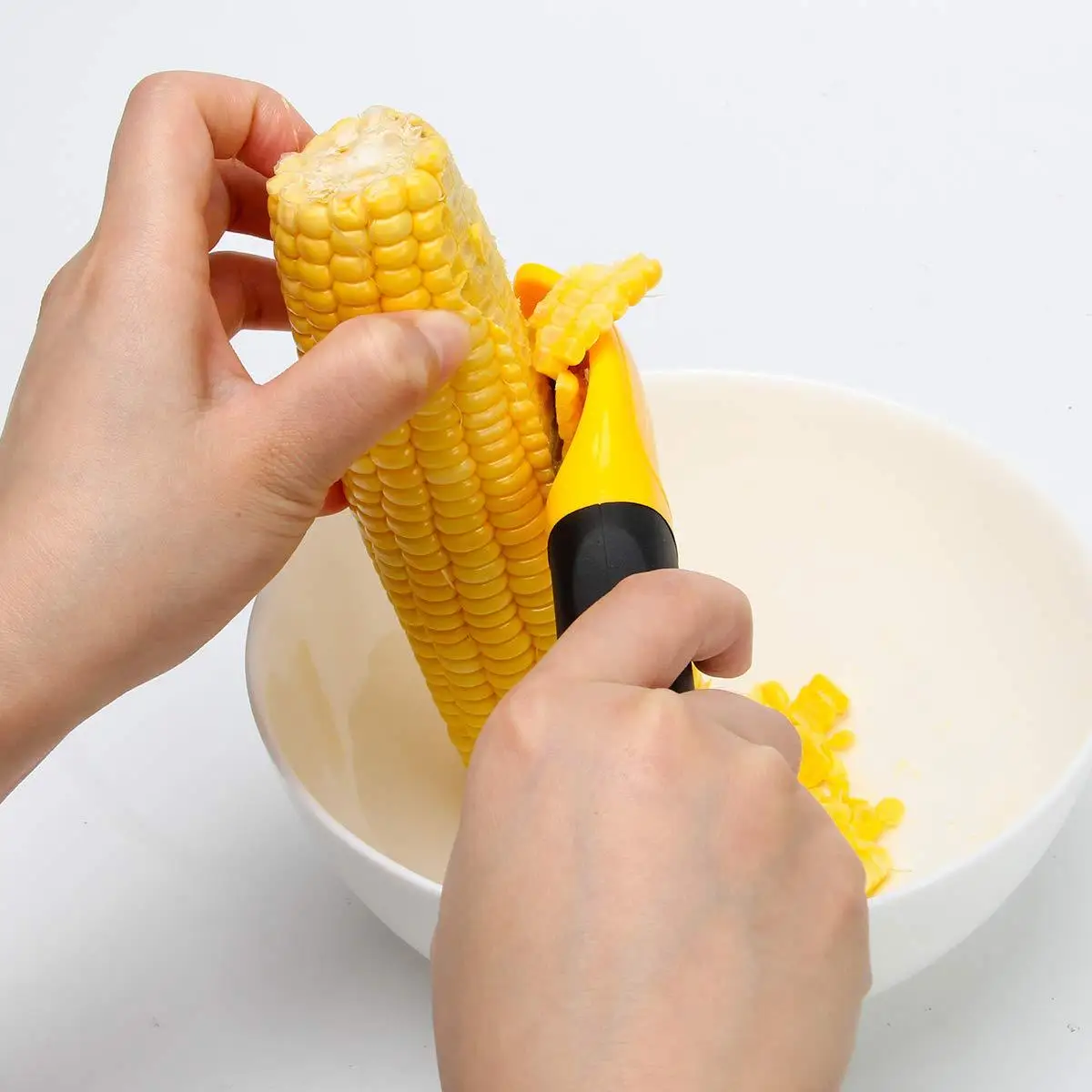 Оптовая продажа кухонные принадлежности инструмент для очистки овощей металлическая желтая машина кукурузы с ручкой