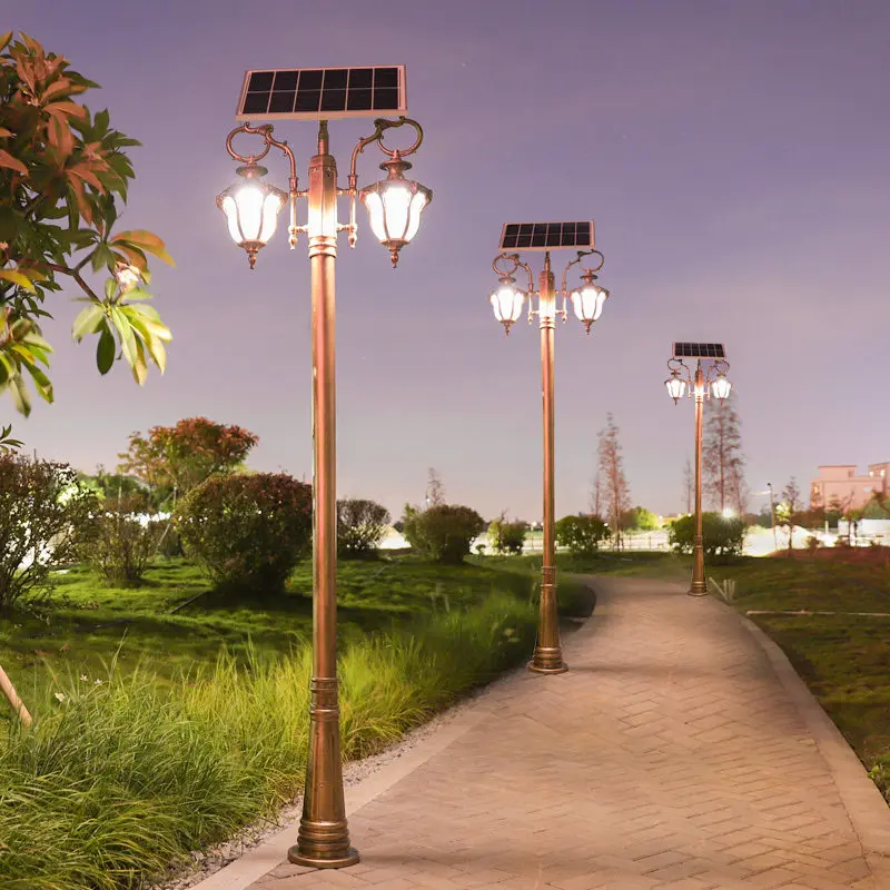 Lampu Jalan Bertenaga Surya dengan Dua Kepala Lampu, Lampu Luar Ruangan Berkekuatan Tinggi pada Tiang Tinggi, Lampu Lanskap LED Berkecerahan Tinggi Bergaya Antik untuk Halaman, Rating IP54 dengan Corak Logam