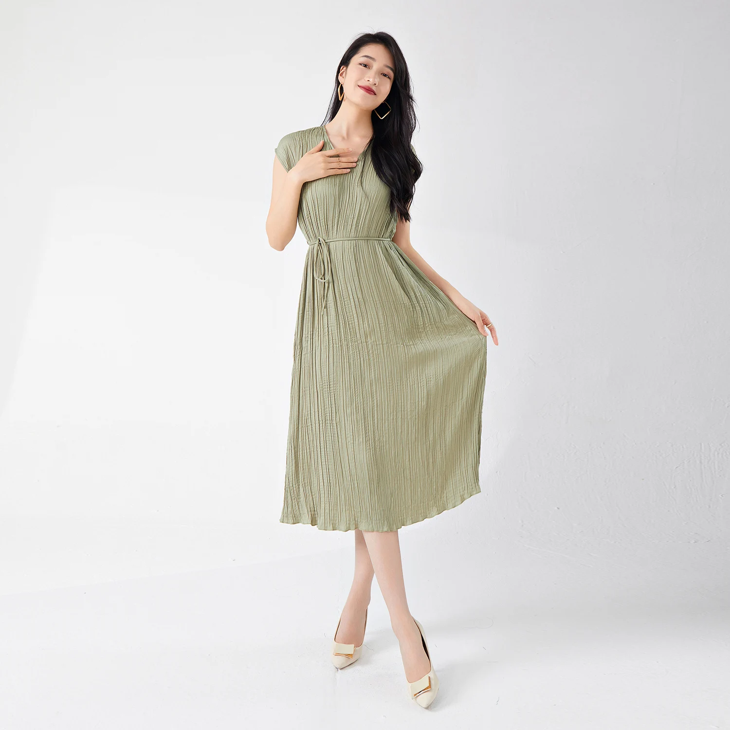 Wholesale High Quality Women Pleated Dress with Loose V-Neck Design