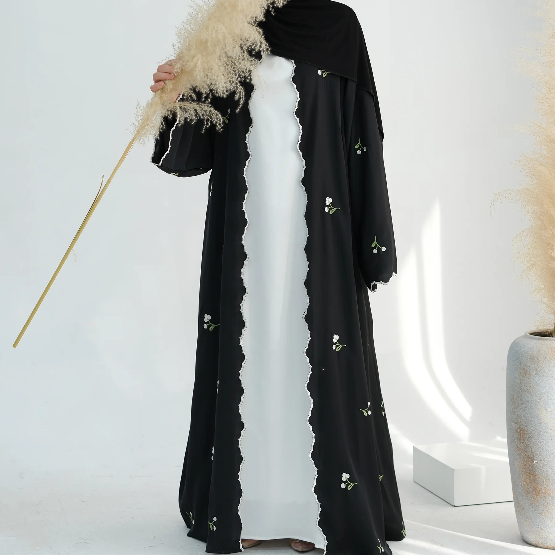 2024 Latest Design Elegant Flower Embroidery Front Open Abaya Dubai Turkey Middle East Muslim Abaya Sexy Dress Breathable Robe