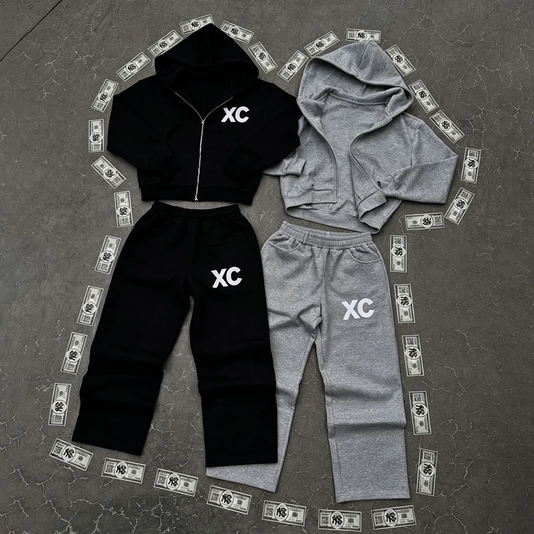 Výrobce streetwearu na míru | Kvalitní mužský zkrácený sportovní oblek – těžká zipová bunda s kapuci a trenýrky s potiskem