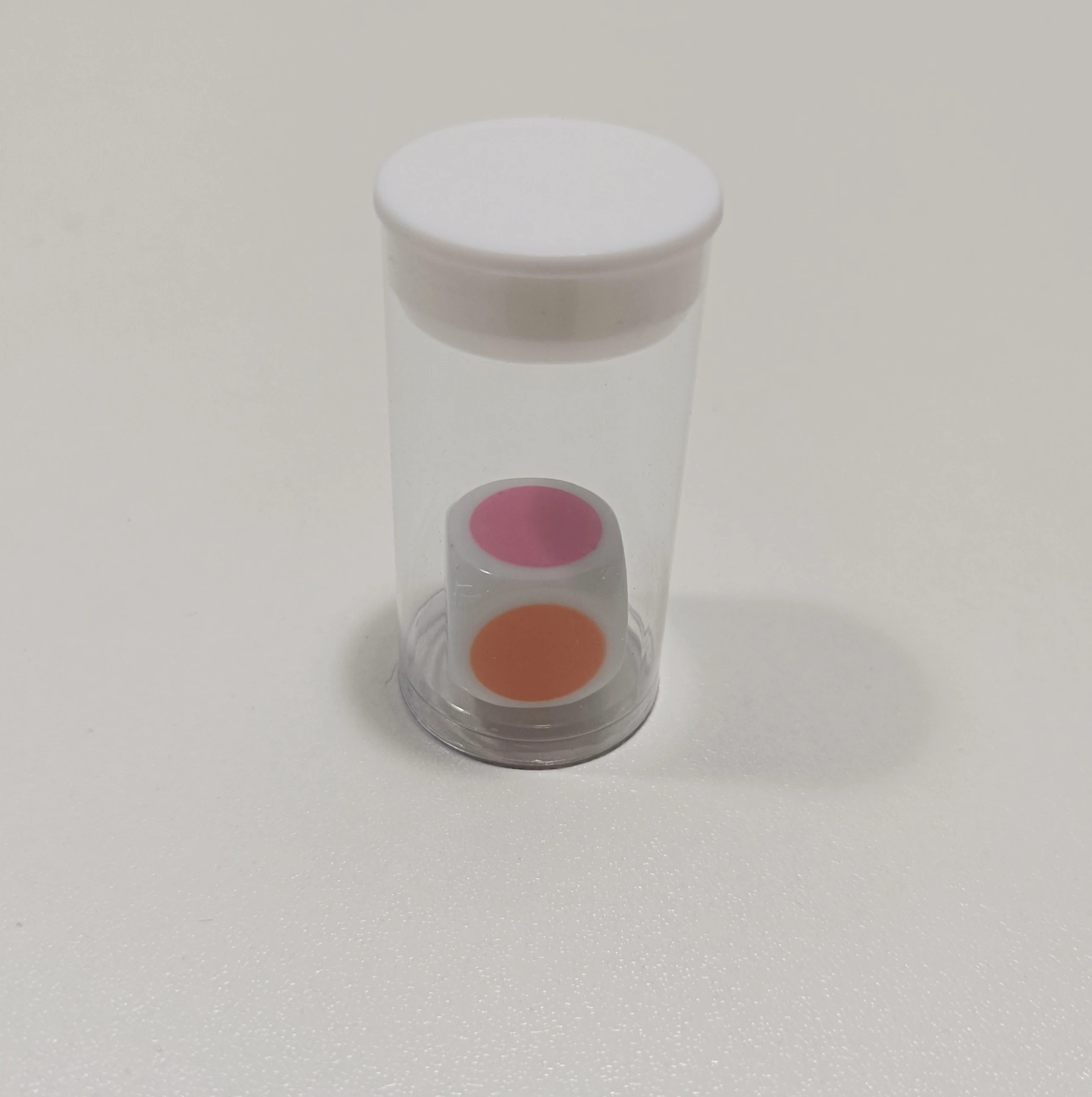 Высококачественные игральные кости на заказ с цветными точками и трубкой