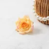 Une fleur jaune pâle