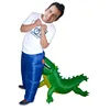 Crocodile mordant les fesses