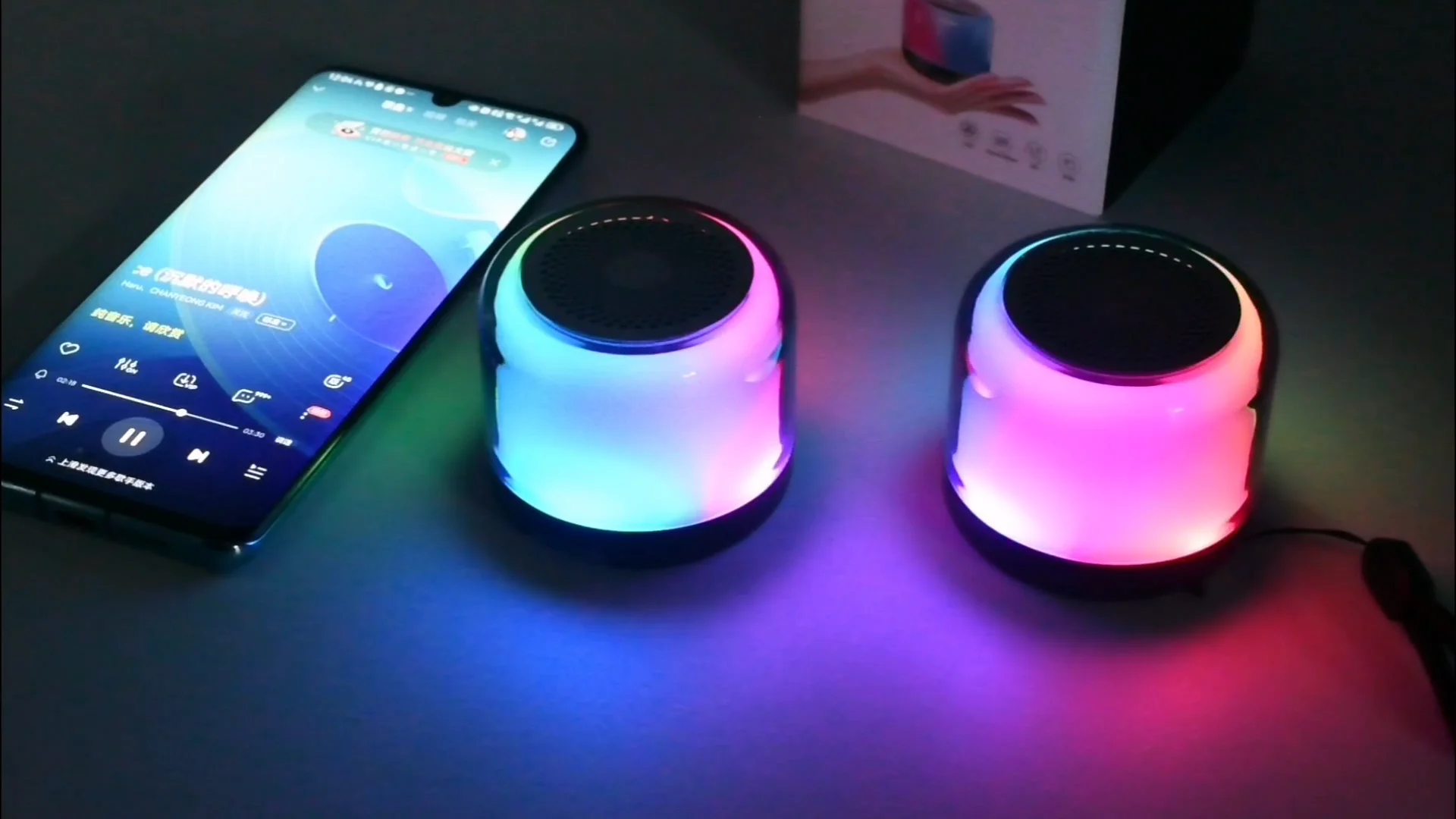 RGBカラフルなLEDライトミニワイヤレスBluetoothスピーカー防水