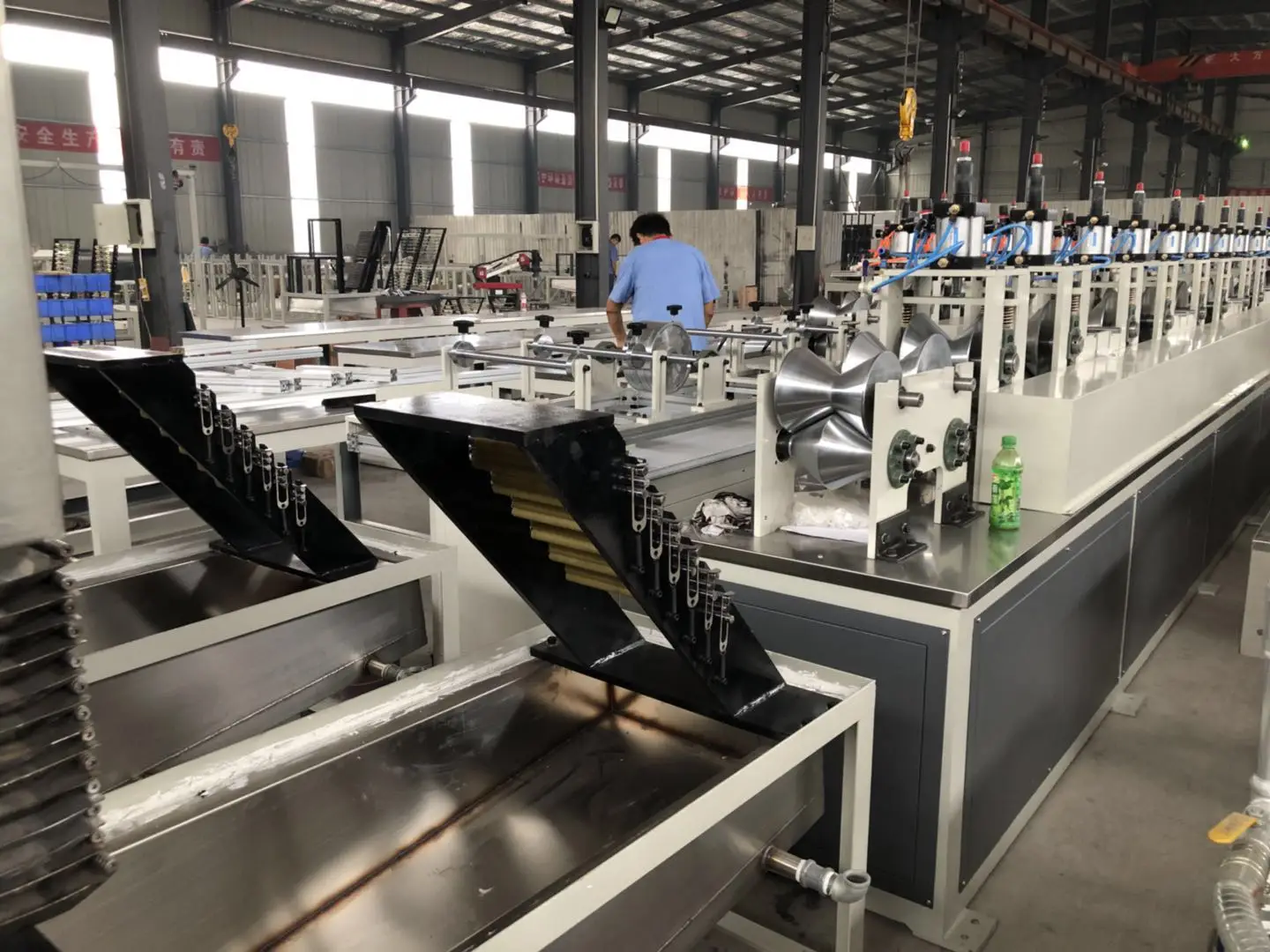 L-образная машина для изготовления угловых краев картонной бумаги