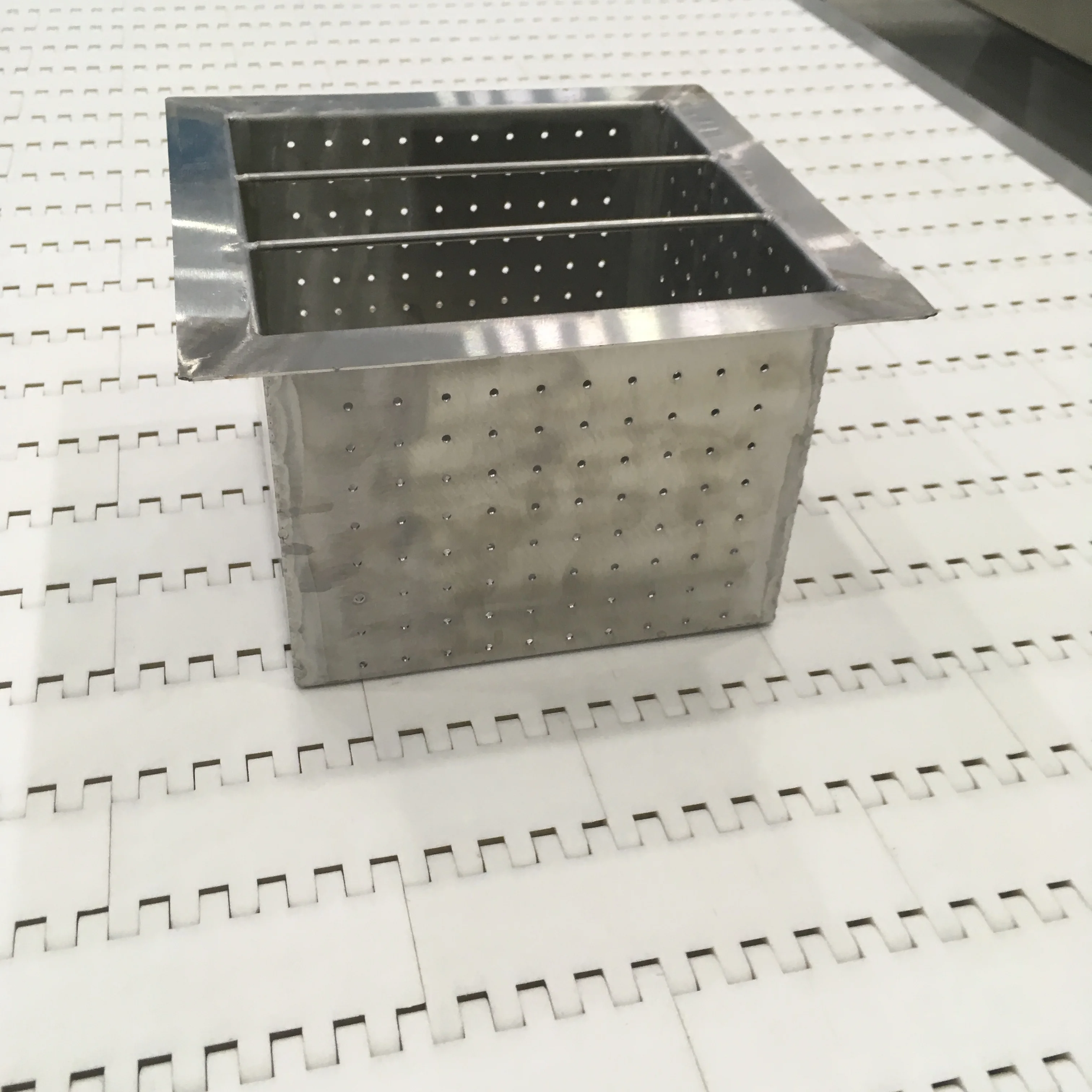 Hygienic stainless steel drainage system with removable filter for the food industry and clean rooms