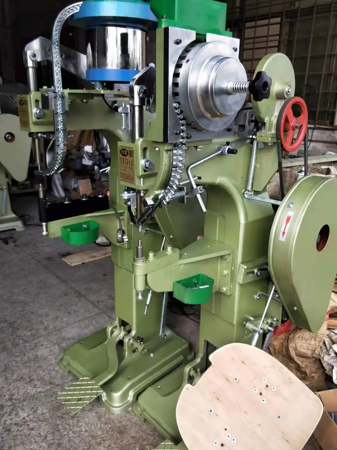 Four Paw Claws Tnut Automatic Riveting Machine For Furniture Four Claw