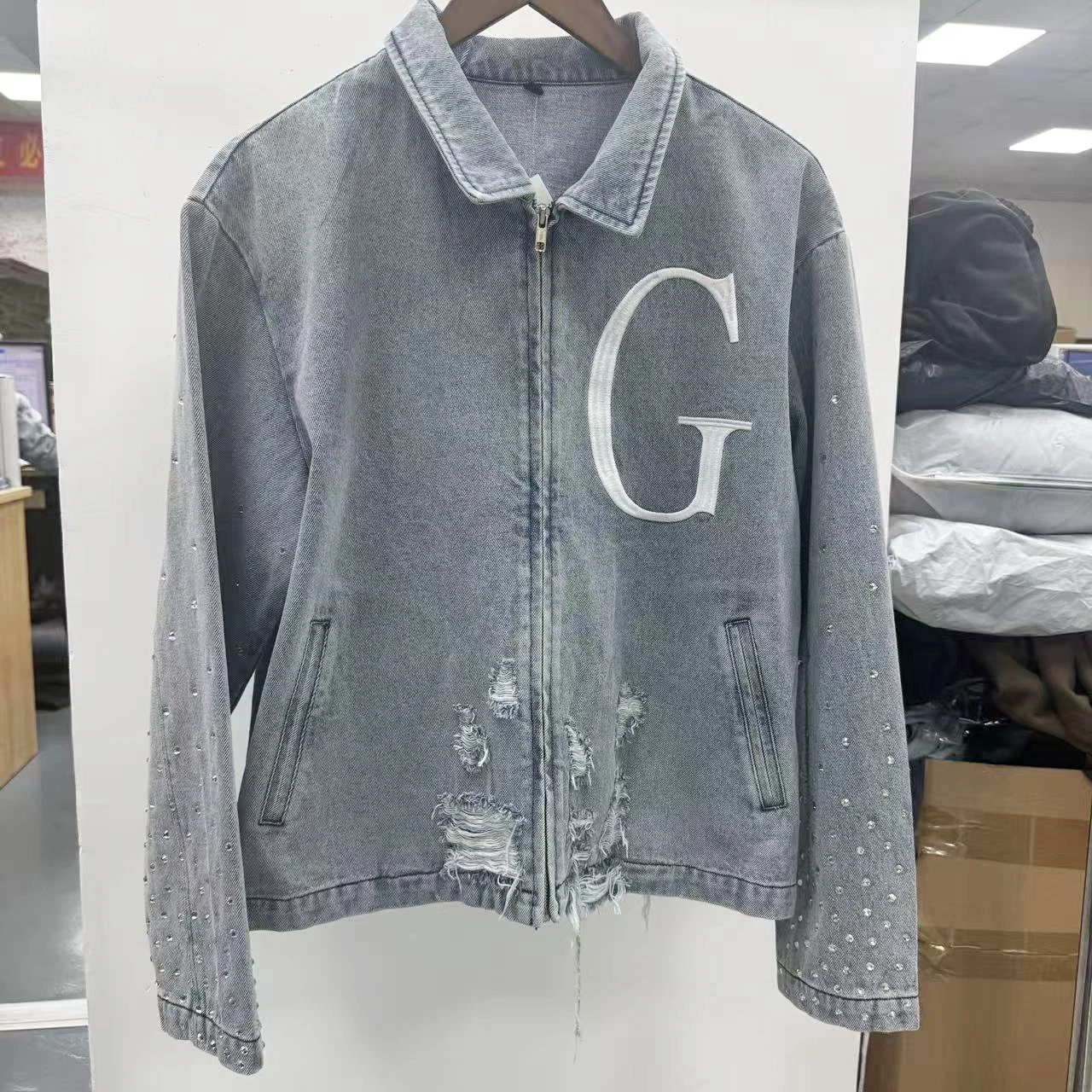 OEM Factory Custom Design Sun Faded Distressed Jeans Denim Jacket Streetwear Vintage Embroidery Rhinestone Men'S Denim Jacket gallery 7