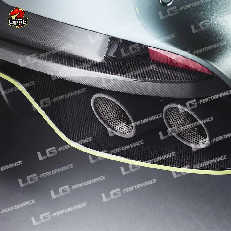 新品アストンマーティンAMR ラピードS グロスカーボンリアスポイラー